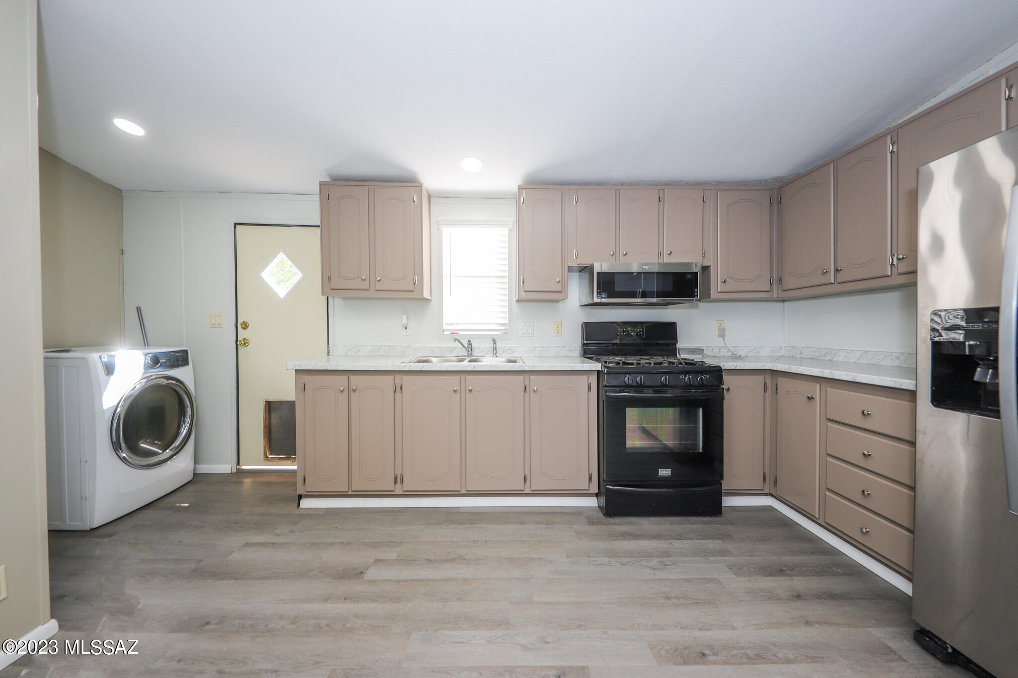 55 East King Road Tucson, AZ 85705 - Photo 17 of 26 a kitchen with a stove top oven and cabinets
