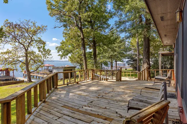 a view of a house with backyard and trees