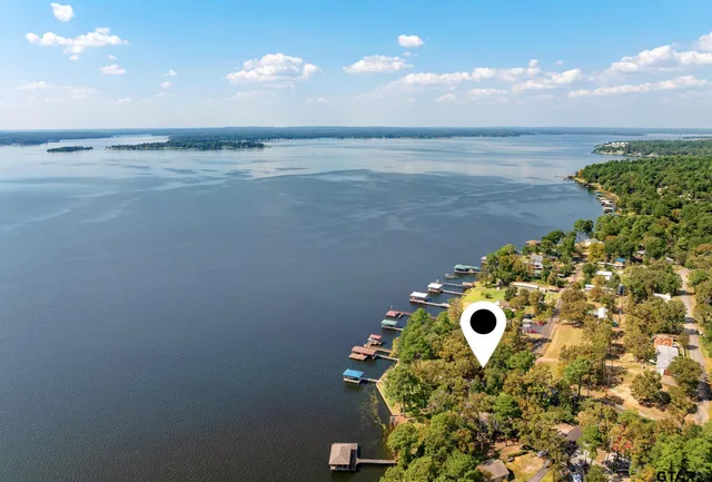 a picture of a lake view