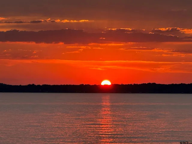 $489,500 | 17198 Lakeview Drive, Flint, TX 75762