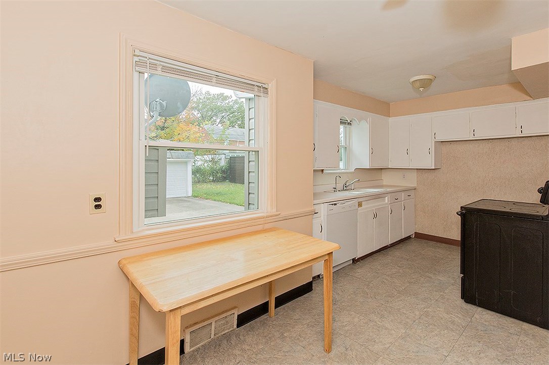 4434 Baintree Road Cleveland, OH 44118 - Photo 13 of 31