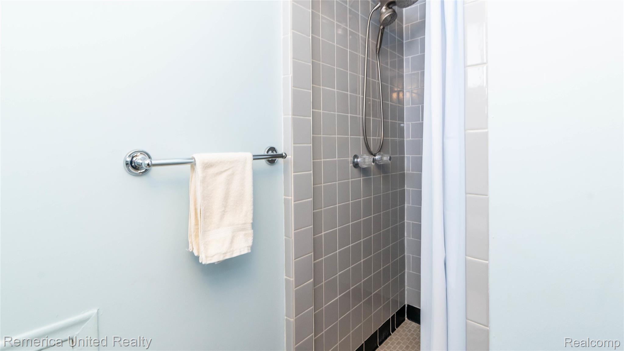 23800 Meadowbrook Road Novi, MI 48375 - Photo 21 of 33 MasterBath.jpg
