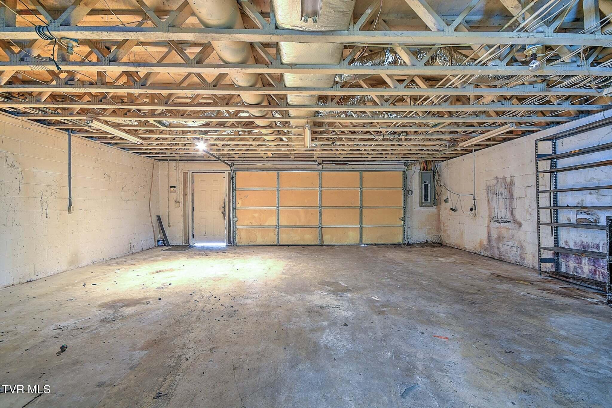 1711 Granby Road Kingsport, TN 37660 - Photo 27 of 30 garage