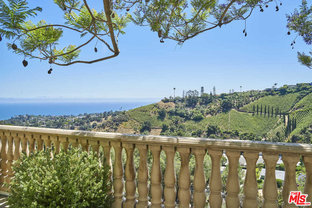 16300 Shadow Mountain Drive Pacific Palisades, CA 90272 - Photo 11 of 40