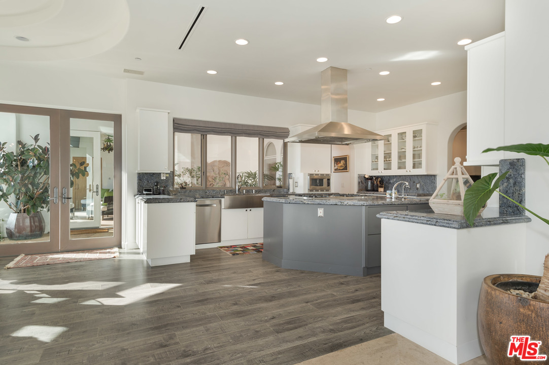 16300 Shadow Mountain Drive Pacific Palisades, CA 90272 - Photo 17 of 40