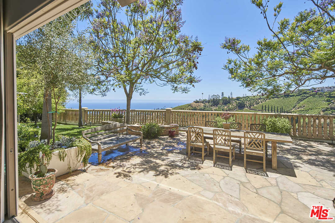 16300 Shadow Mountain Drive Pacific Palisades, CA 90272 - Photo 9 of 40