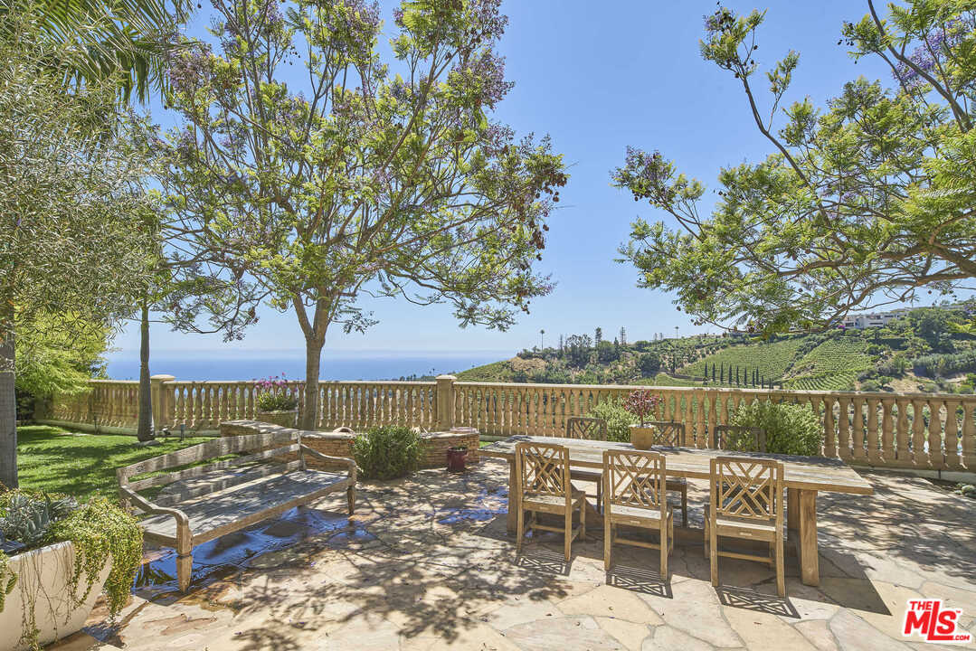 16300 Shadow Mountain Drive Pacific Palisades, CA 90272 - Photo 10 of 40