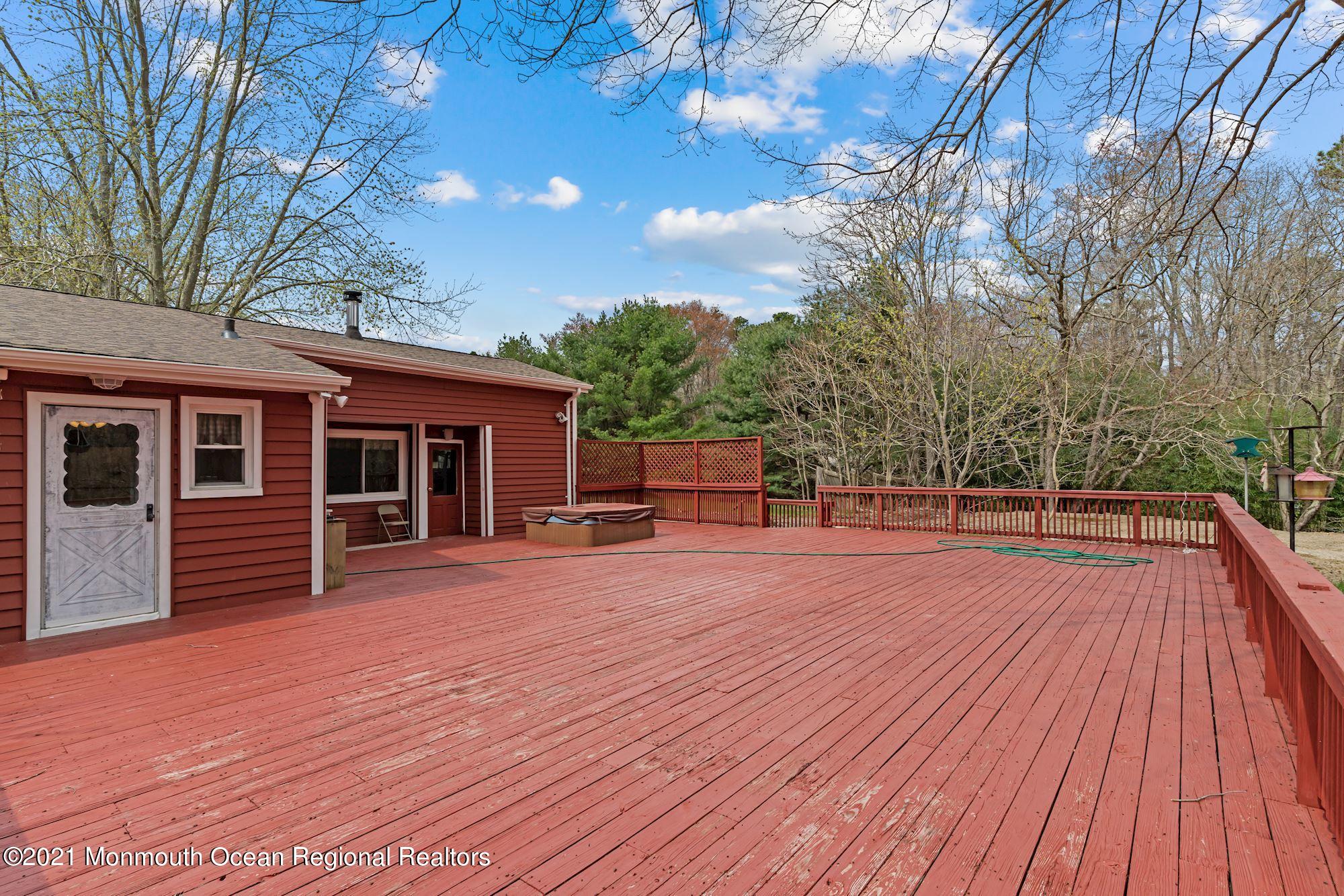 128 Hickory Road Jackson, NJ 08527 - Photo 5 of 25 a view of a house with pool on roof