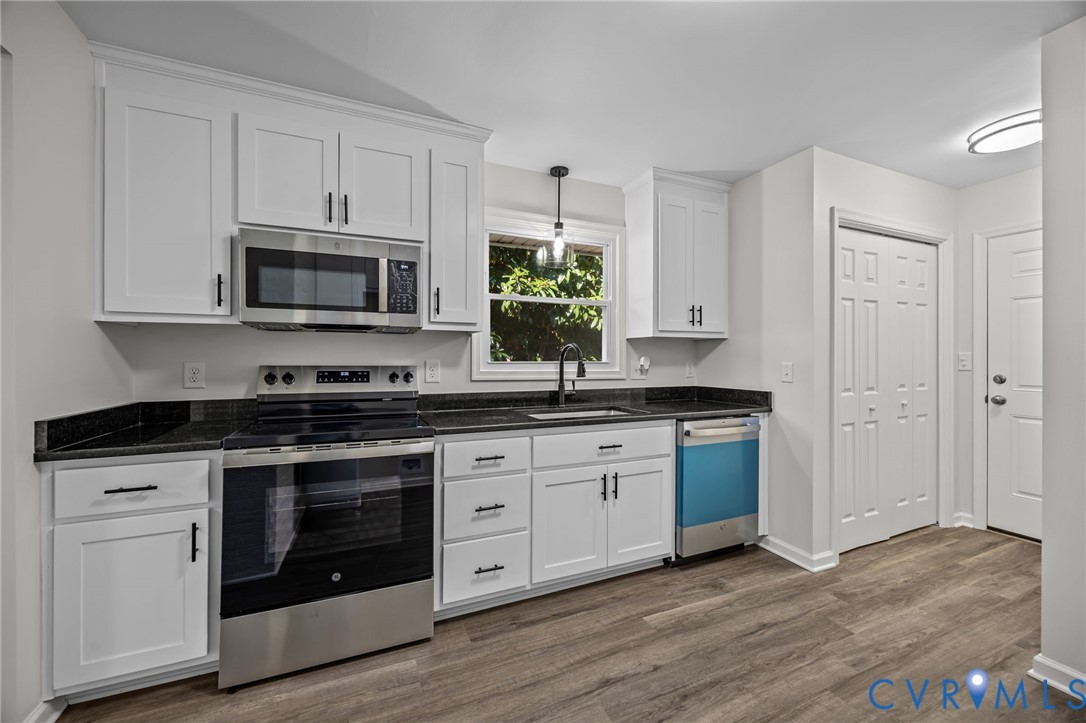 114 Huntington Road Colonial Heights, VA 23834 - Photo 2 of 40 a kitchen with granite countertop cabinets stainless steel appliances and wooden floor