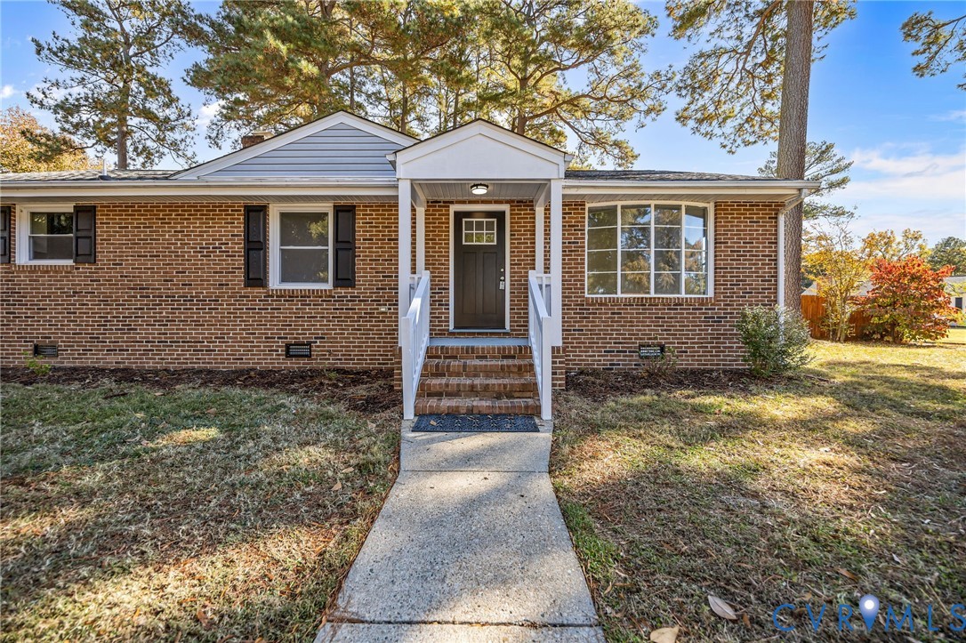 114 Huntington Road Colonial Heights, VA 23834 - Photo 28 of 40 a front view of a house with a garden