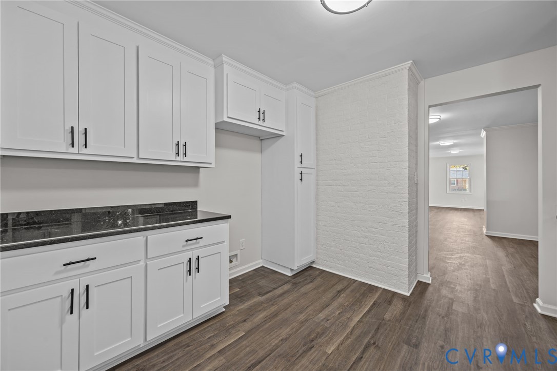 114 Huntington Road Colonial Heights, VA 23834 - Photo 6 of 40 a kitchen with granite countertop a stove and cabinets