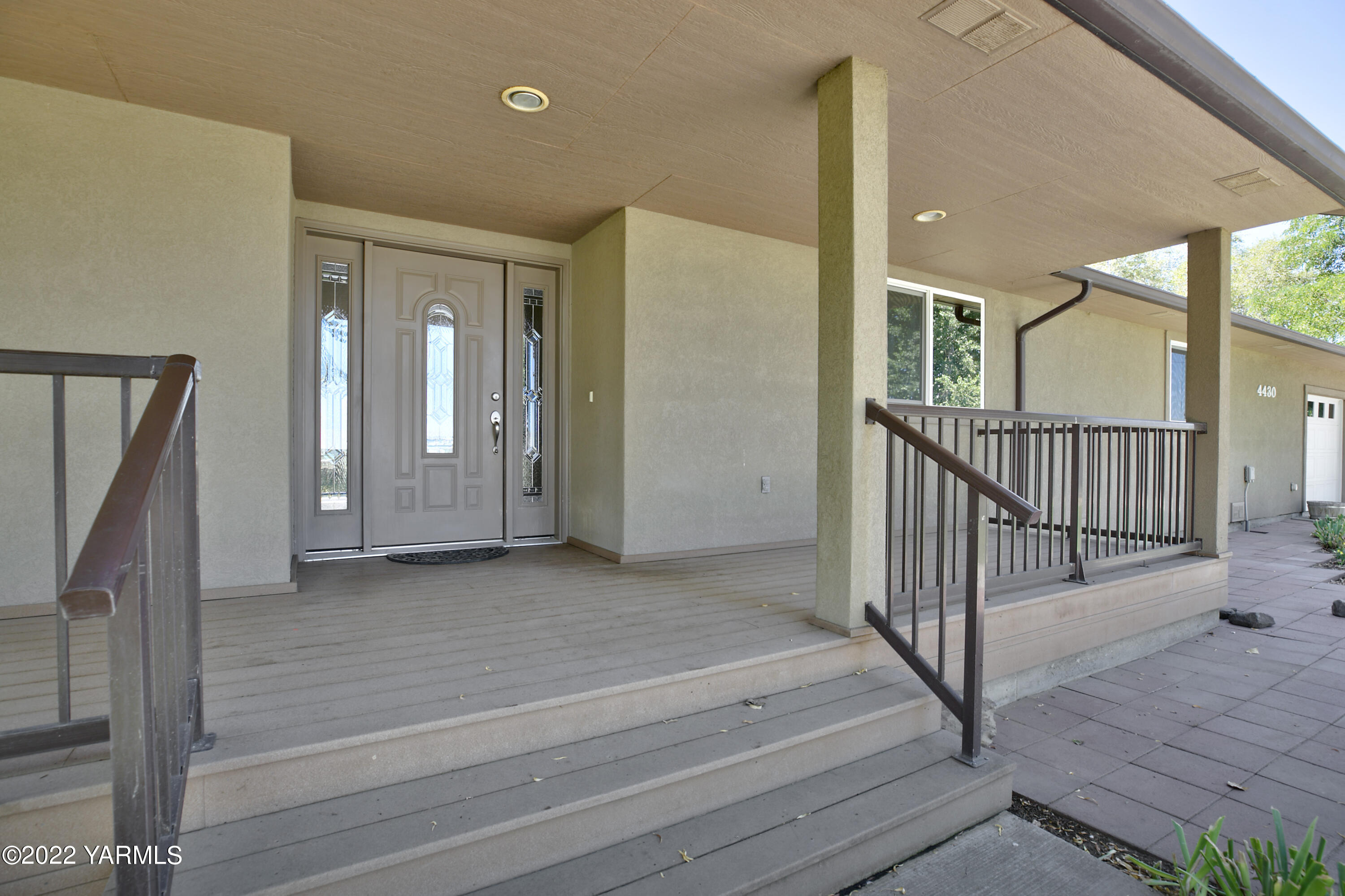 4430 Stover Road Sunnyside, WA 98944 - Photo 4 of 21 Entrance