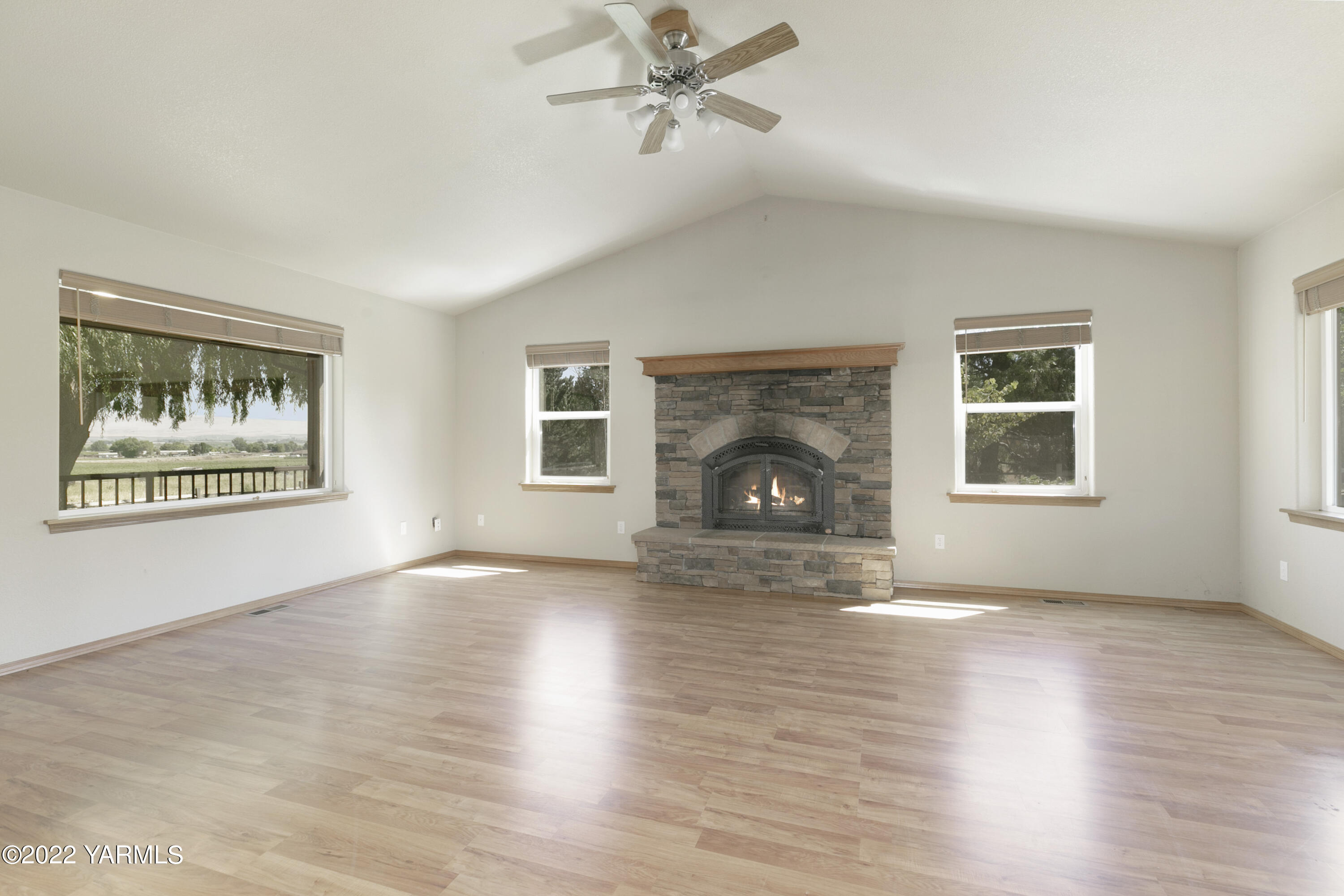 4430 Stover Road Sunnyside, WA 98944 - Photo 6 of 21 Grand Living room