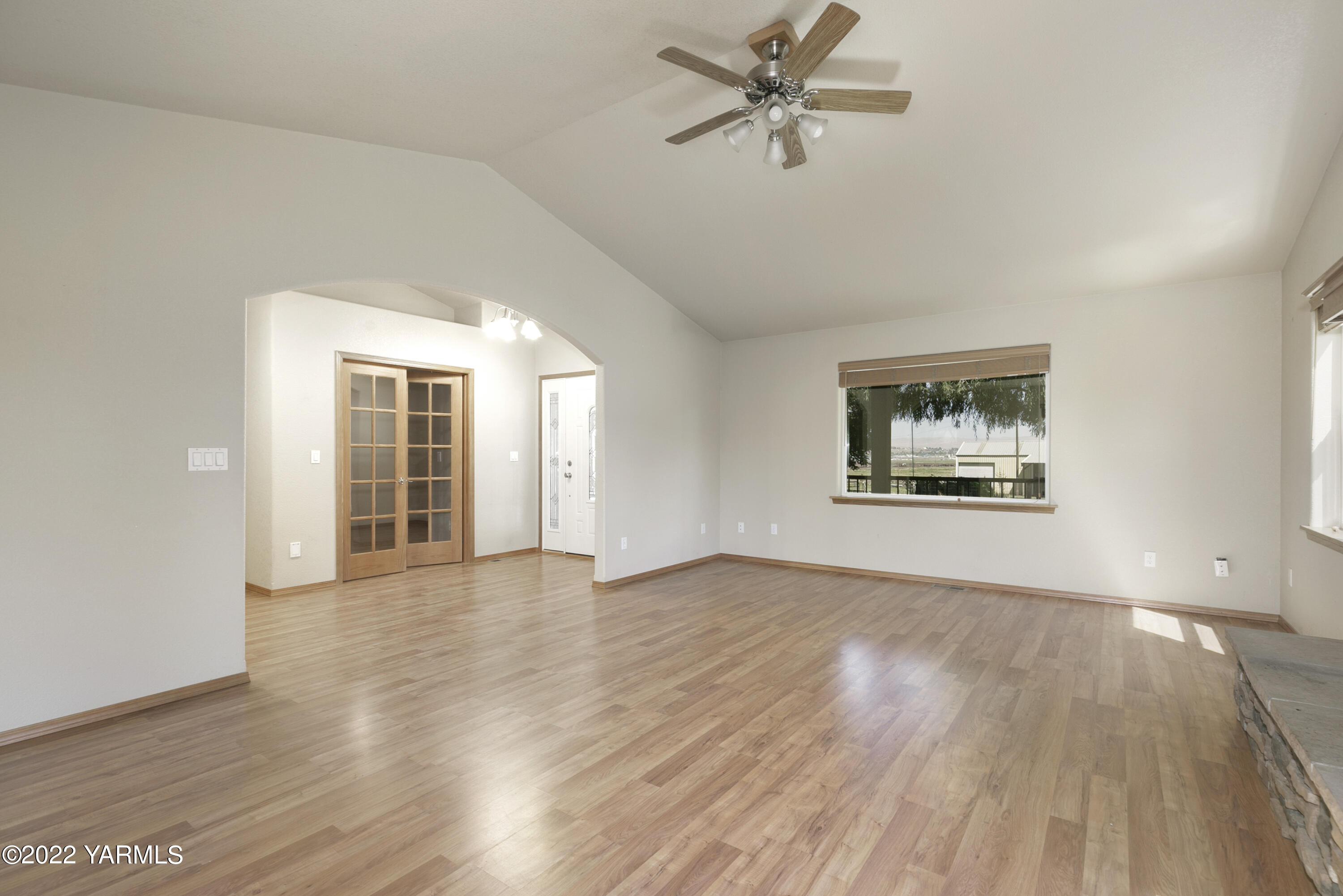 4430 Stover Road Sunnyside, WA 98944 - Photo 7 of 21 Entry into Living