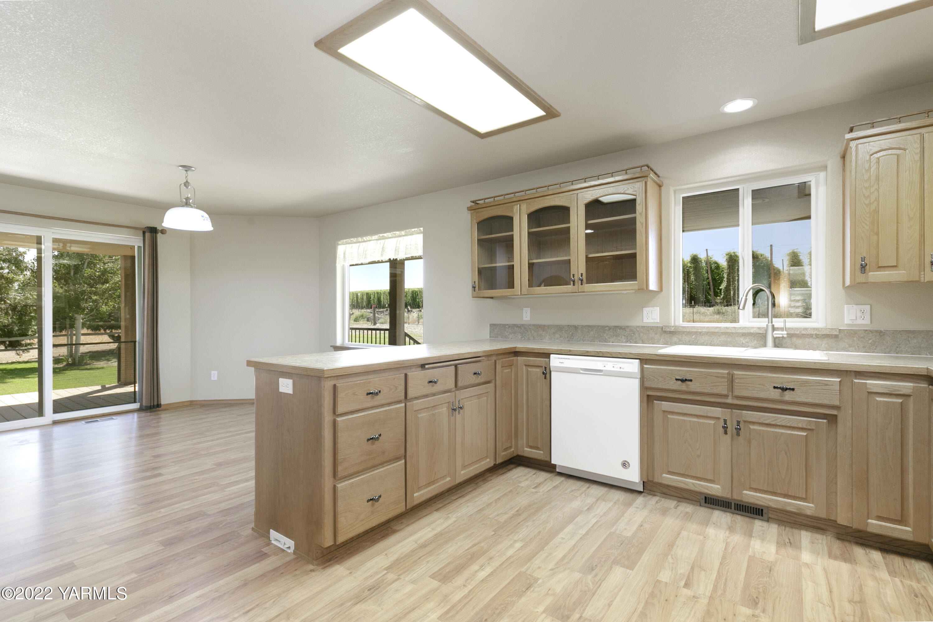 4430 Stover Road Sunnyside, WA 98944 - Photo 9 of 21 Bright Kitchen