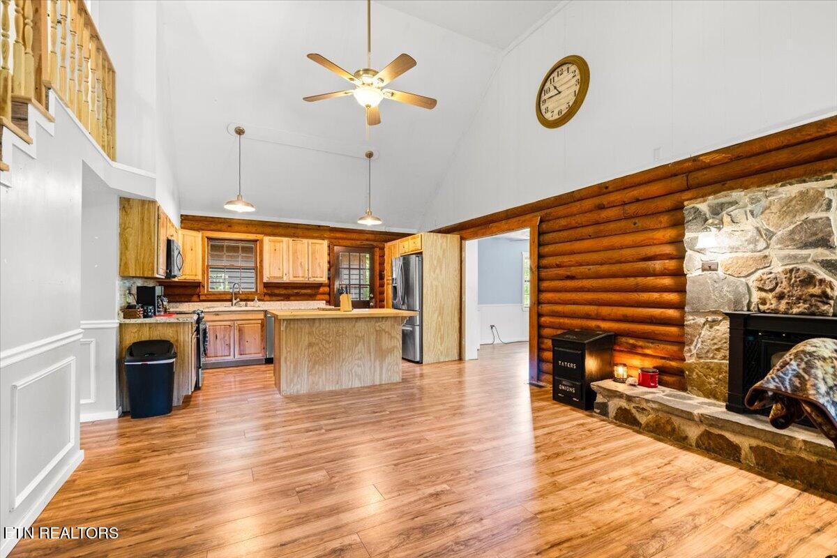 186 Indian Creek Road Jacksboro, TN 37757 - Photo 7 of 38 Living Room 1