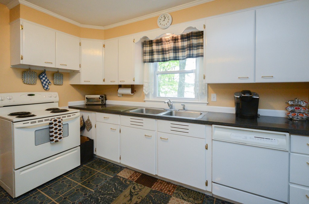 34 Oakhurst Road Hopkinton, MA 01748 - Photo 5 of 27 Gallery Image 5