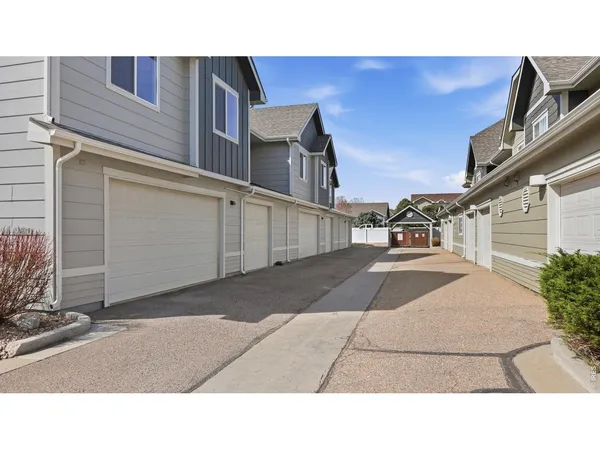a black and white photo of a building