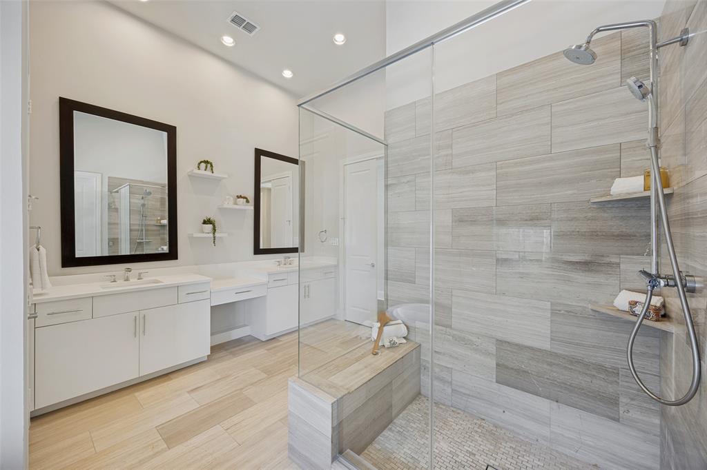15015 Oak Street Addison, TX 75001 - Photo 19 of 33 PRIMARY ENSUITE BATHROOM