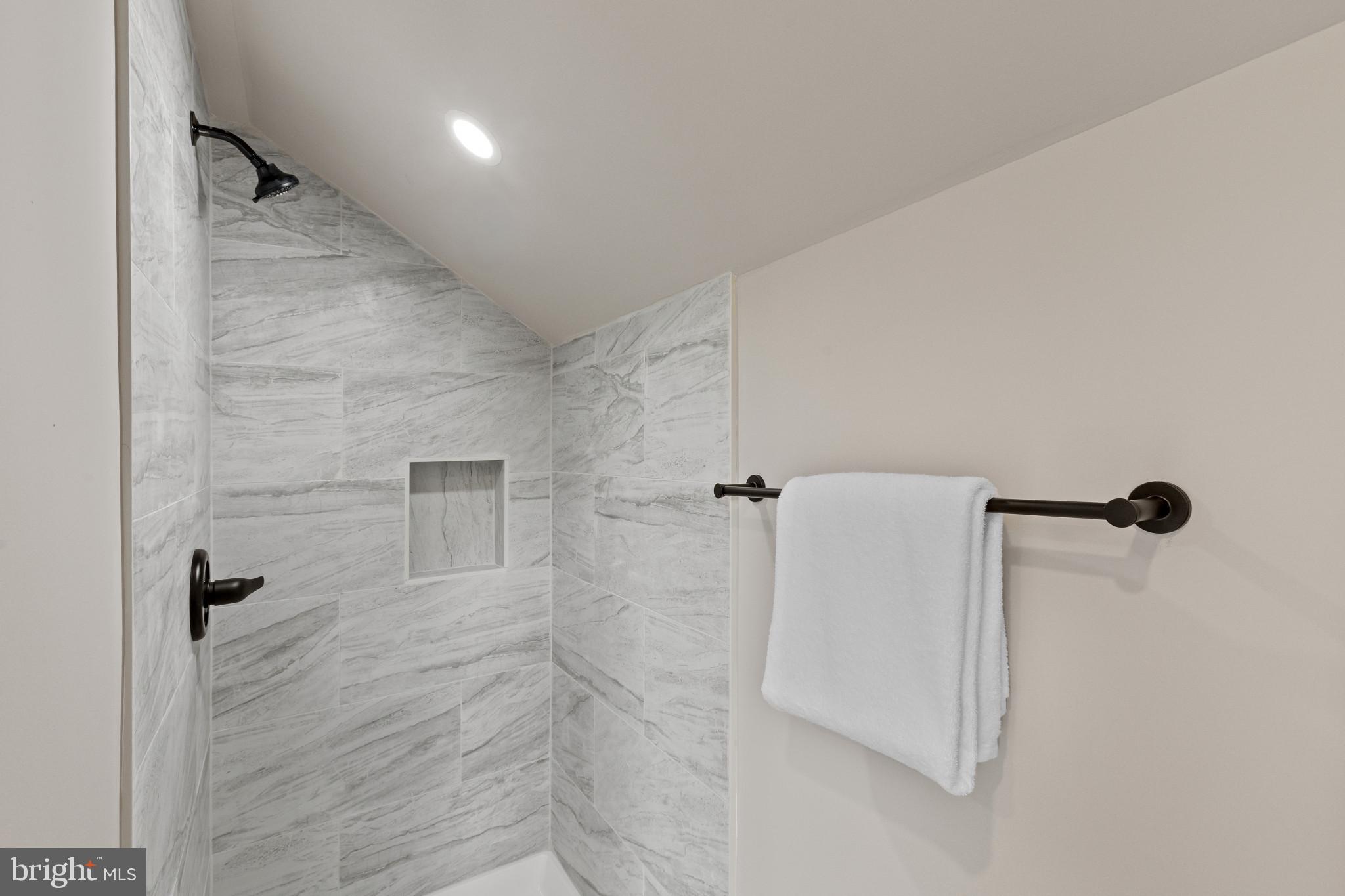 7815 Croom Road Upper Marlboro, MD 20772 - Photo 22 of 42 upper level full bath