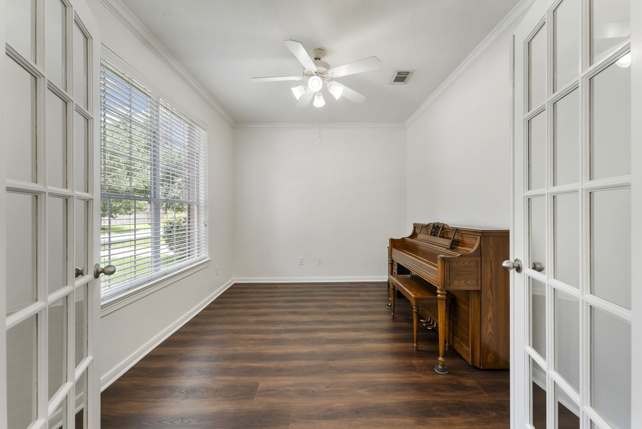6643 Knollbridge Lane Spring, TX 77379 - Photo 5 of 50 French glass doors open to the study with upgraded flooring, crown molding, ceiling fan and front yard views.