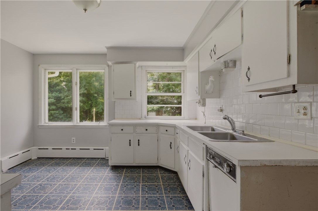 1639 Bulgarmarsh Road Tiverton, RI 02878 - Photo 4 of 47 Gallery Image 4