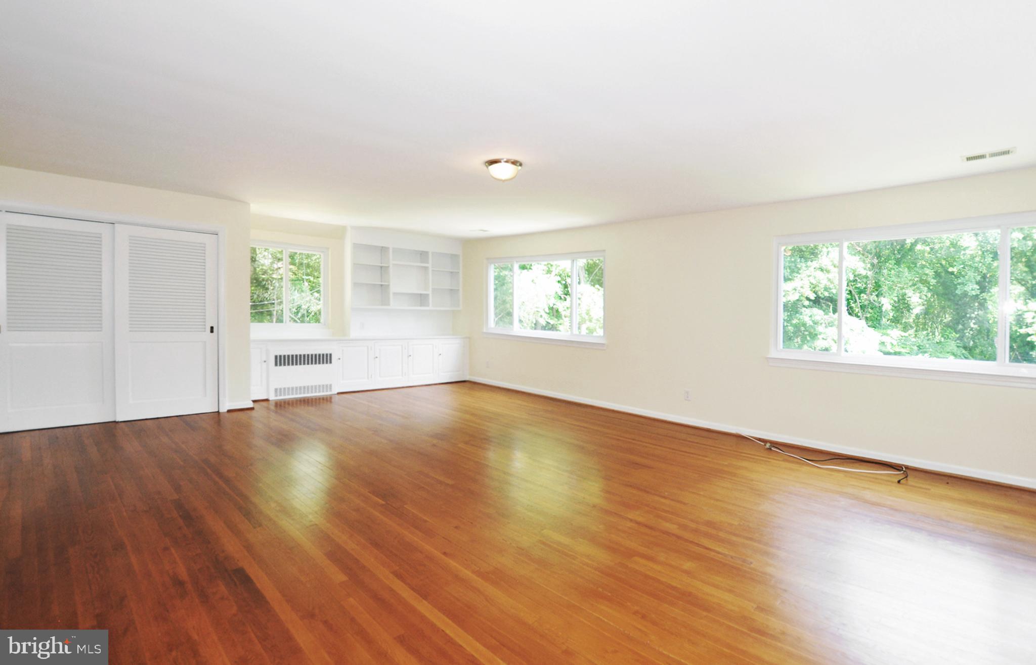 6221 Walhonding Road Bethesda, MD 20816 - Photo 14 of 33 Living/Family Room