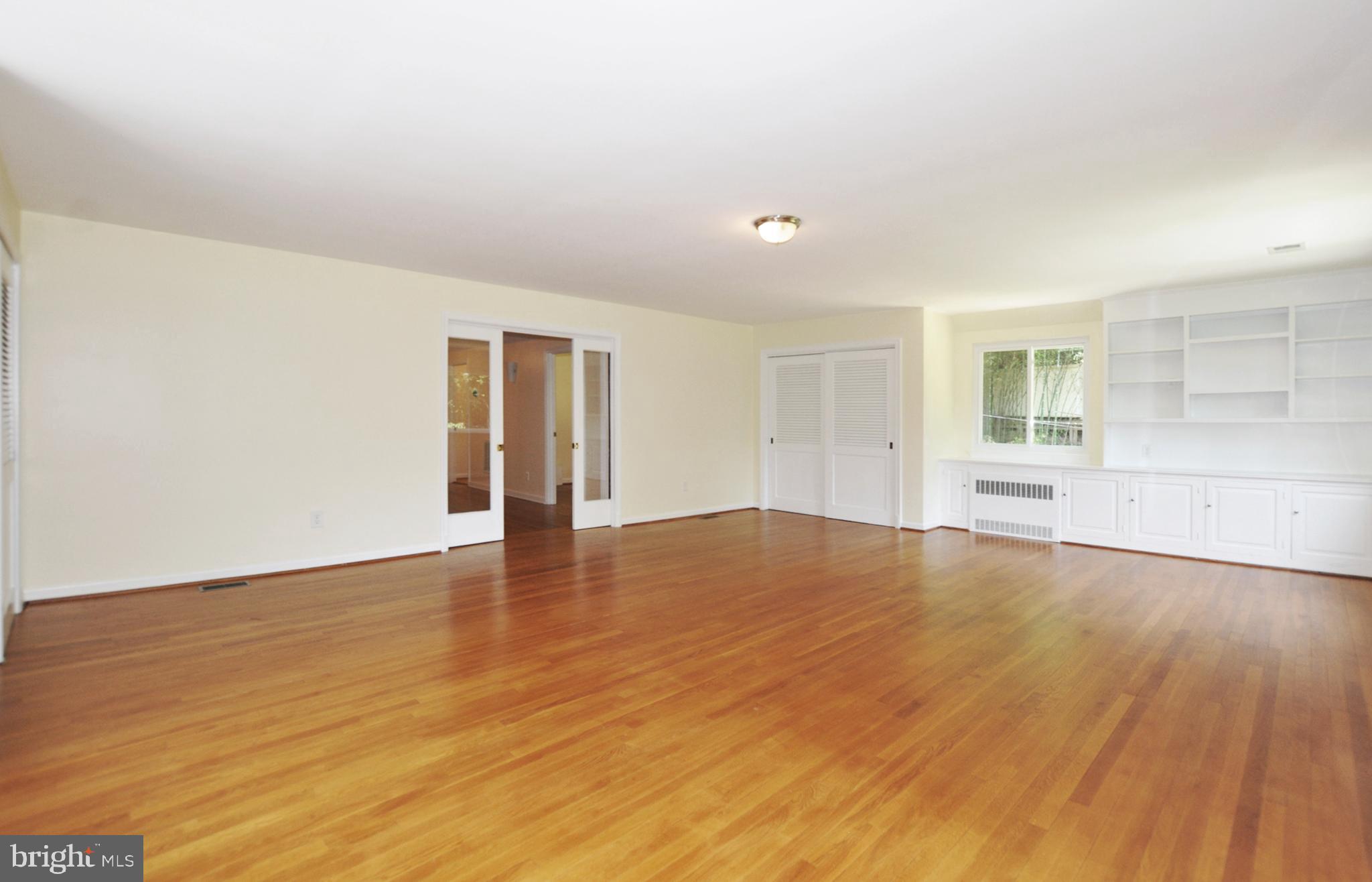 6221 Walhonding Road Bethesda, MD 20816 - Photo 15 of 33 Living/Family Room