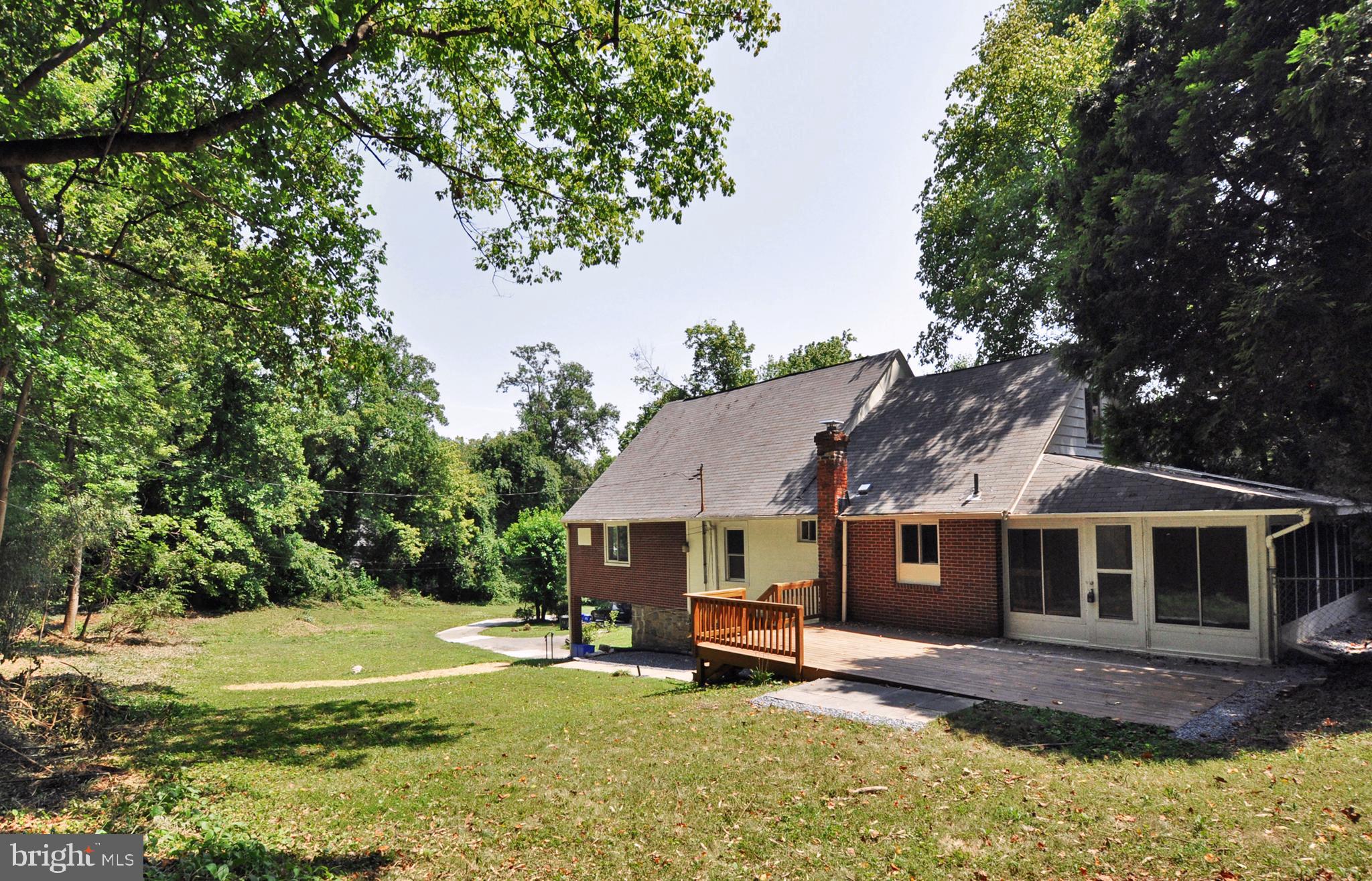 6221 Walhonding Road Bethesda, MD 20816 - Photo 4 of 33 Private, large yard