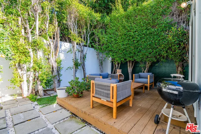 a view of a back yard