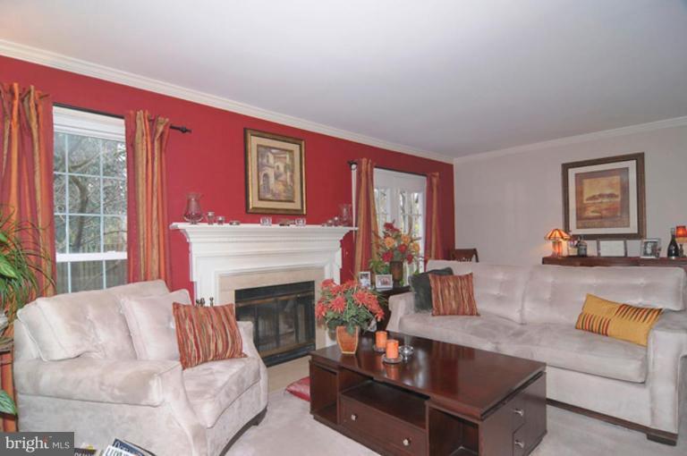 683 Concerto Lane Silver Spring, MD 20901 - Photo 3 of 14 Living Room