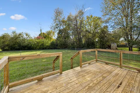 a view of a house with backyard