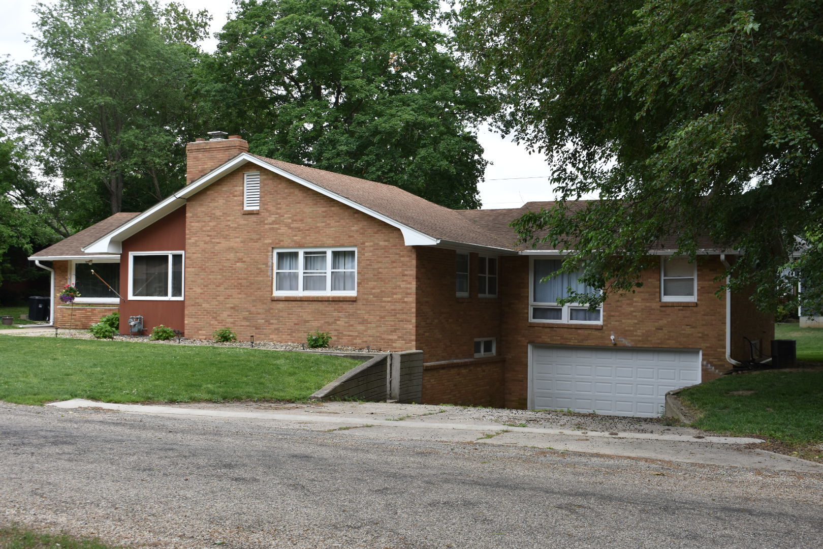405 Prairie Court Streator, IL 61364 - Photo 4 of 16 a front view of a house with yard
