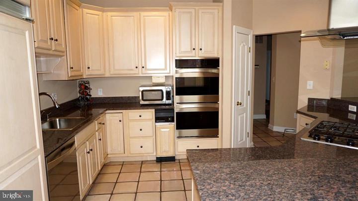 9412 Spruce Tree Circle Bethesda, MD 20814 - Photo 12 of 53