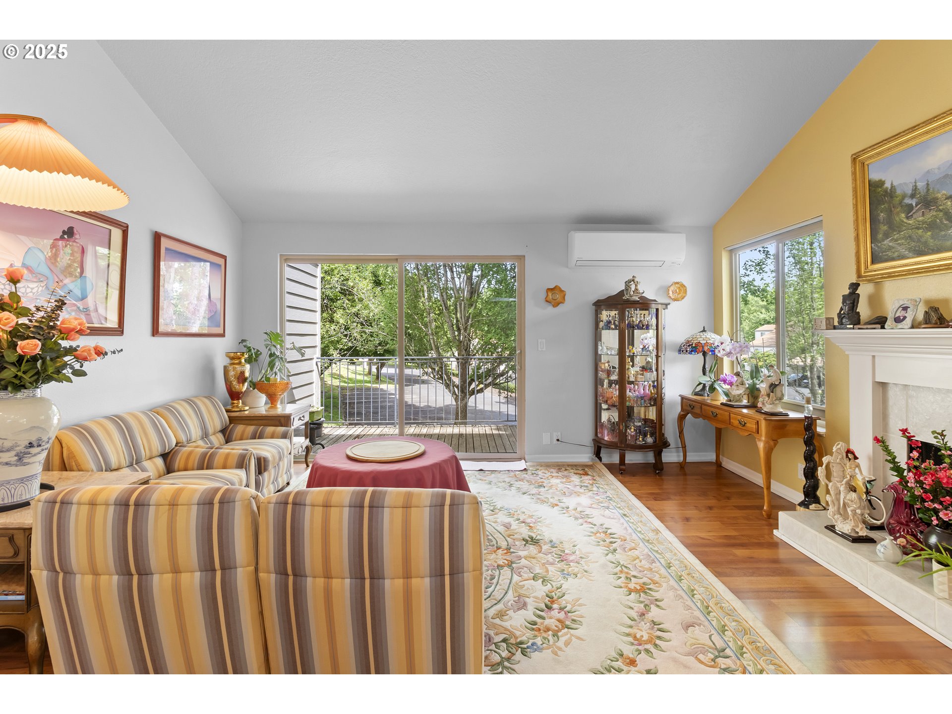 10137 Southwest Trapper Terrace Beaverton, OR 97008 - Photo 12 of 39 a living room with furniture and a large window