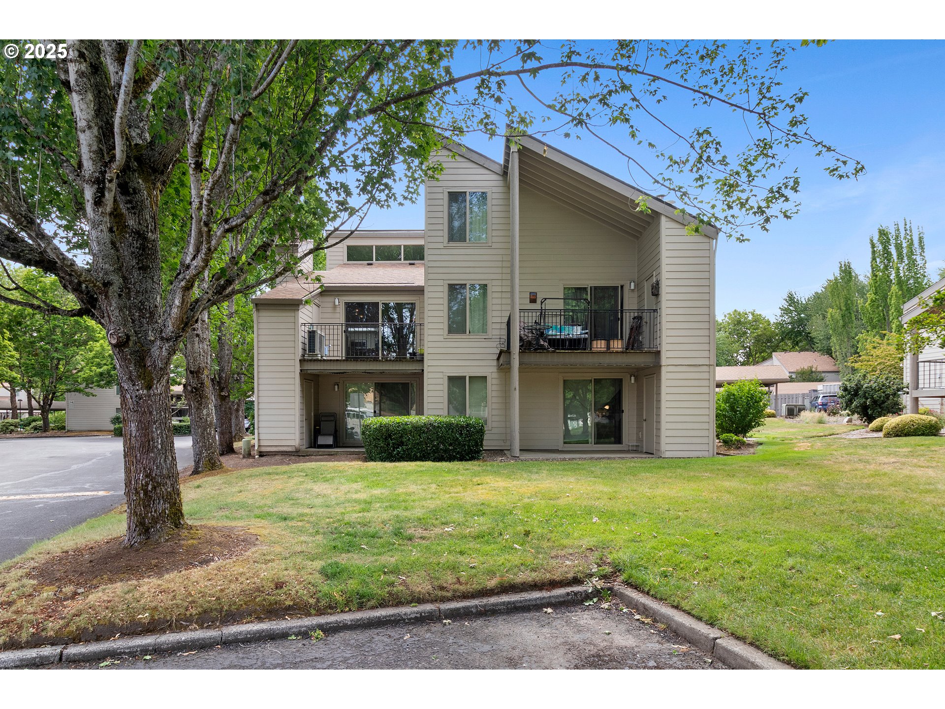 10137 Southwest Trapper Terrace Beaverton, OR 97008 - Photo 36 of 39 a view of a house with a yard