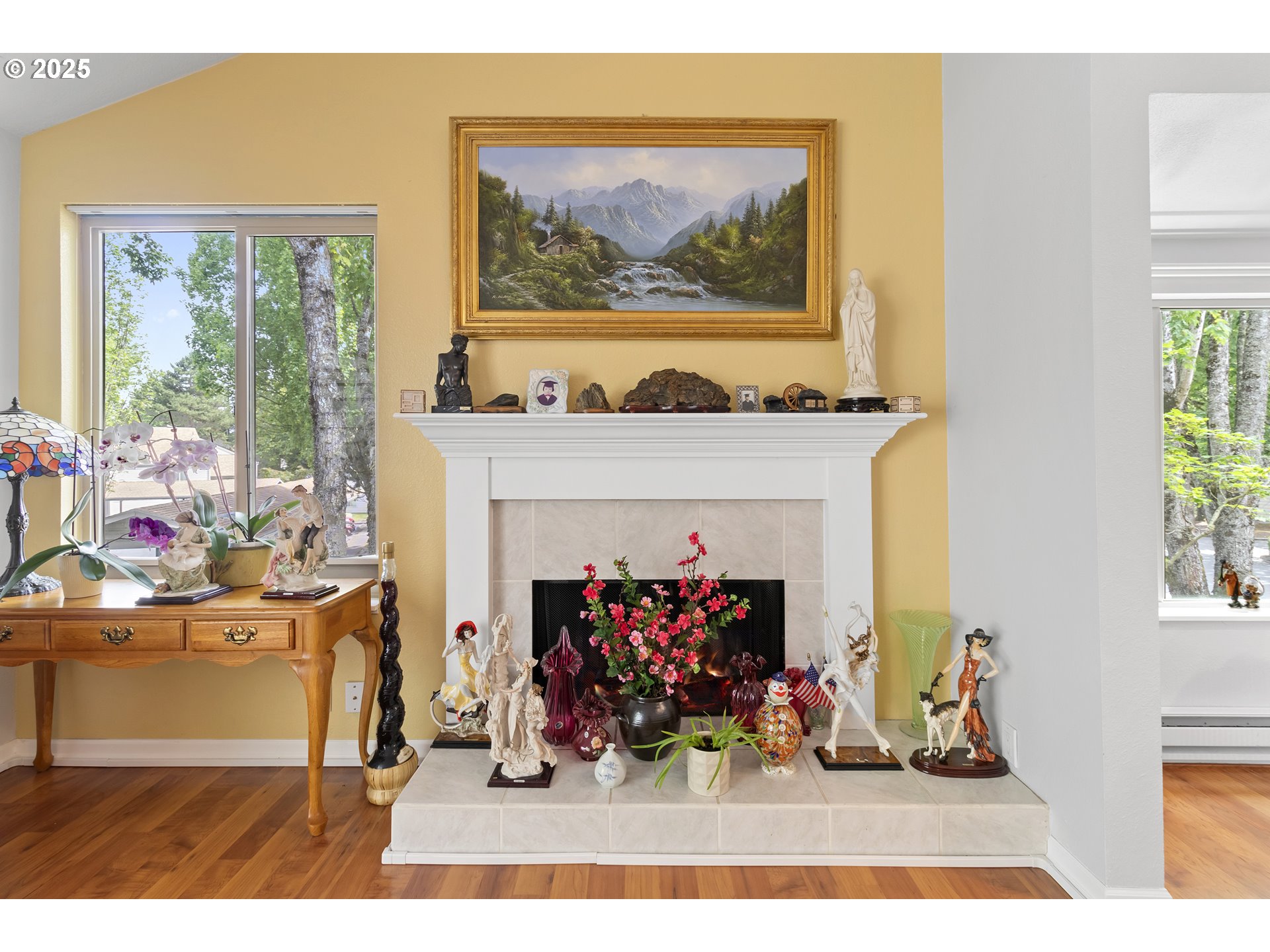 10137 Southwest Trapper Terrace Beaverton, OR 97008 - Photo 5 of 39 a view of a entryway with a livingroom
