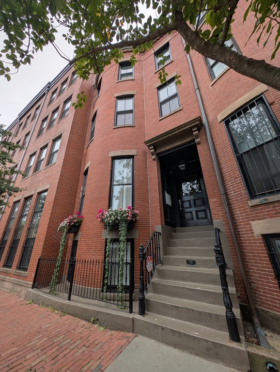 86 West Springfield Street, Unit 3 Boston, MA 02118 - Photo 35 of 39 a view of a building with a window
