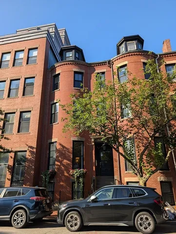 a view of a livingroom with furniture and a garage