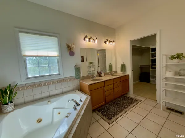 $537,000 | 3501 North 72nd Street, Quincy, IL 62305