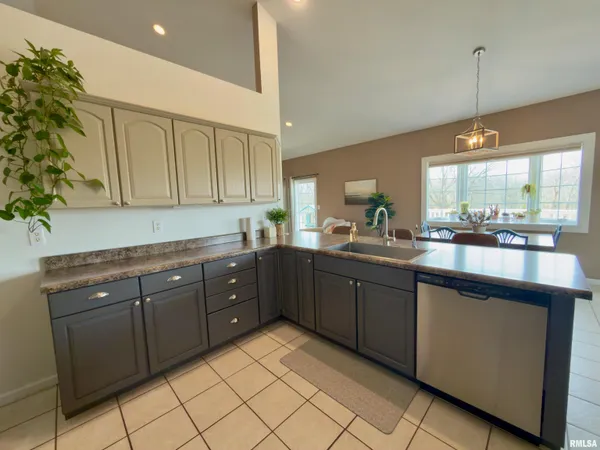 $537,000 | 3501 North 72nd Street, Quincy, IL 62305