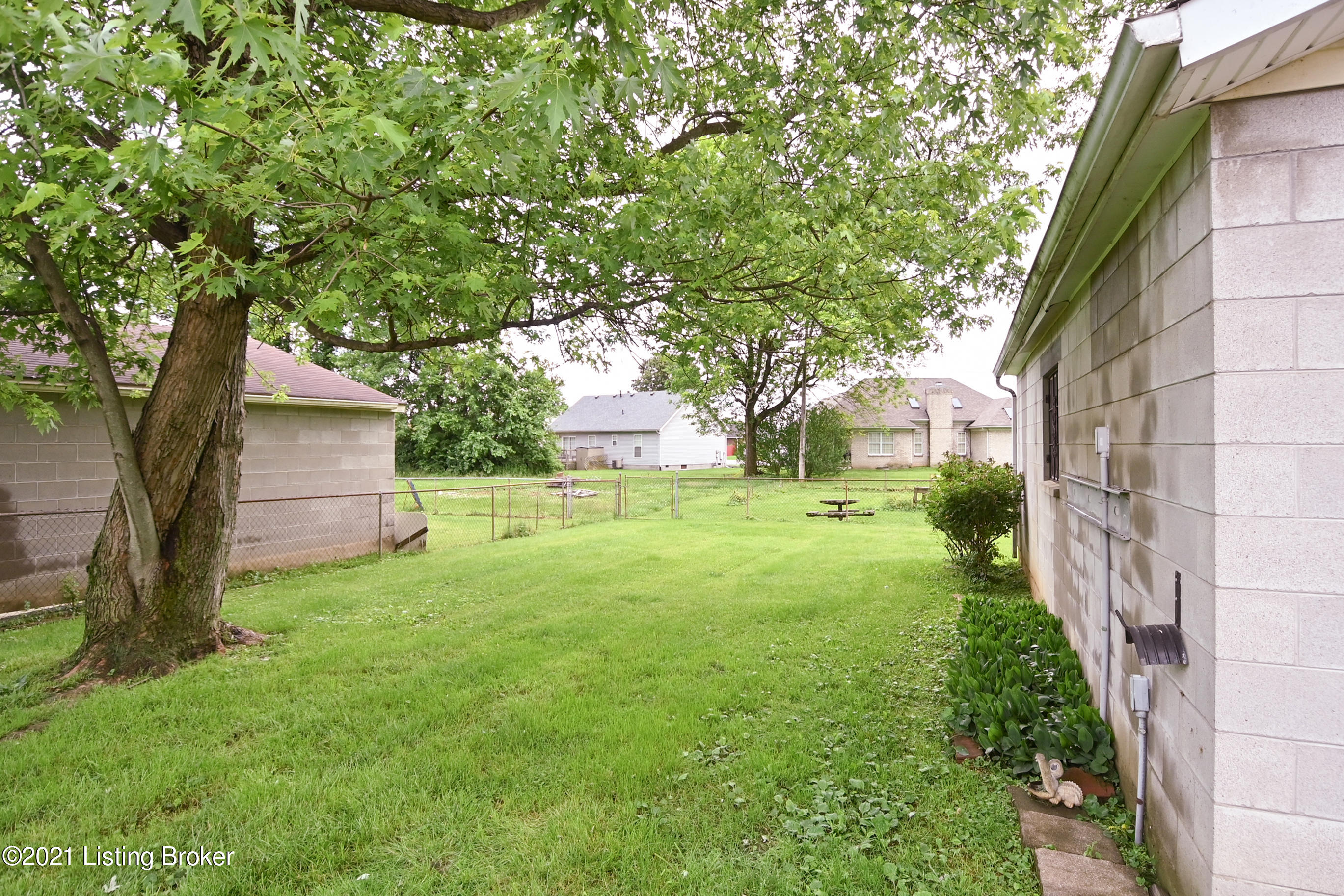 6816 Barbrook Road Louisville, KY 40258 - Photo 27 of 30 6816BarbrookRd-27