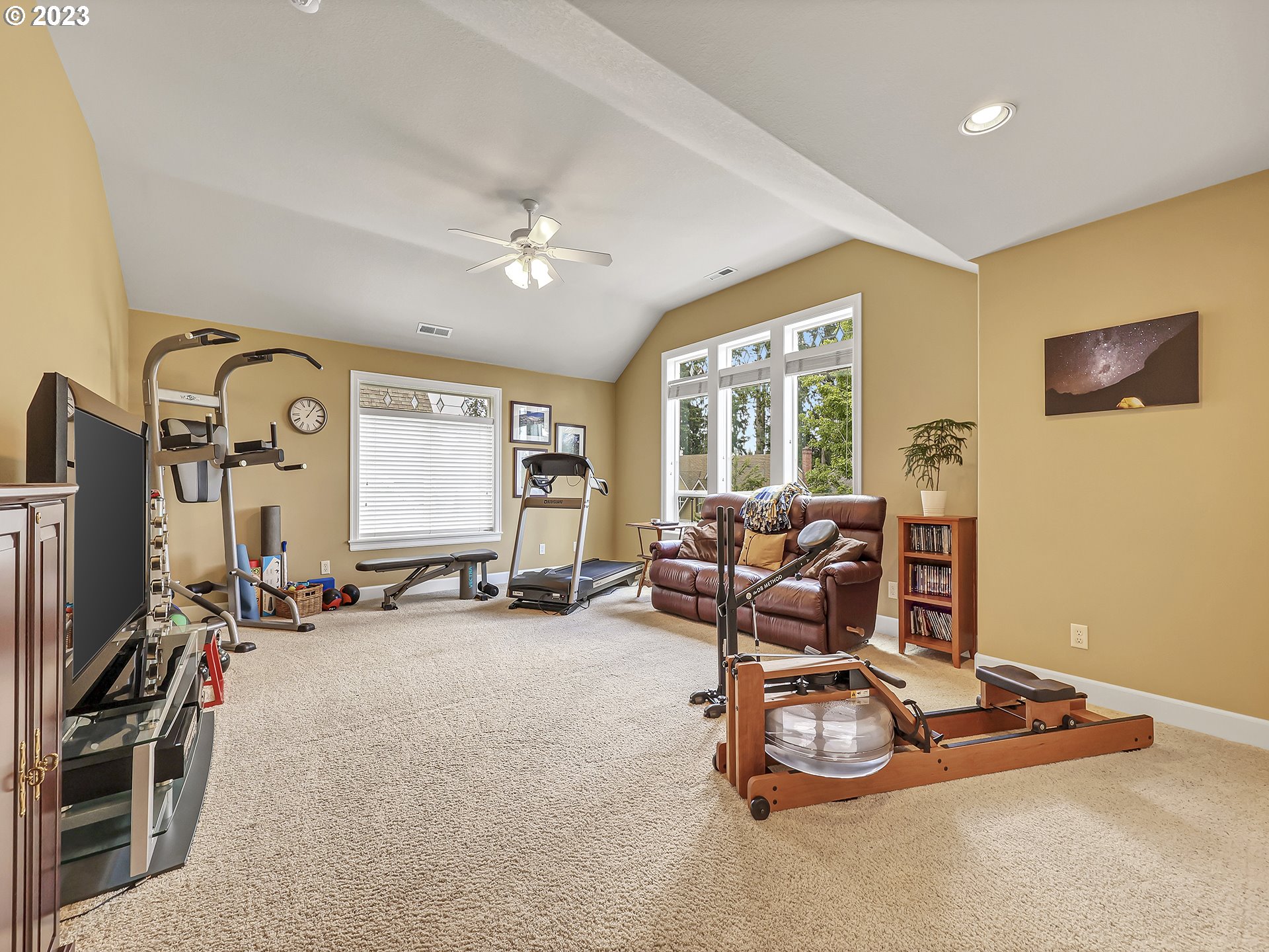 9965 Southwest Choctaw Street Tualatin, OR 97062 - Photo 22 of 25 a room with gym equipment and a large window