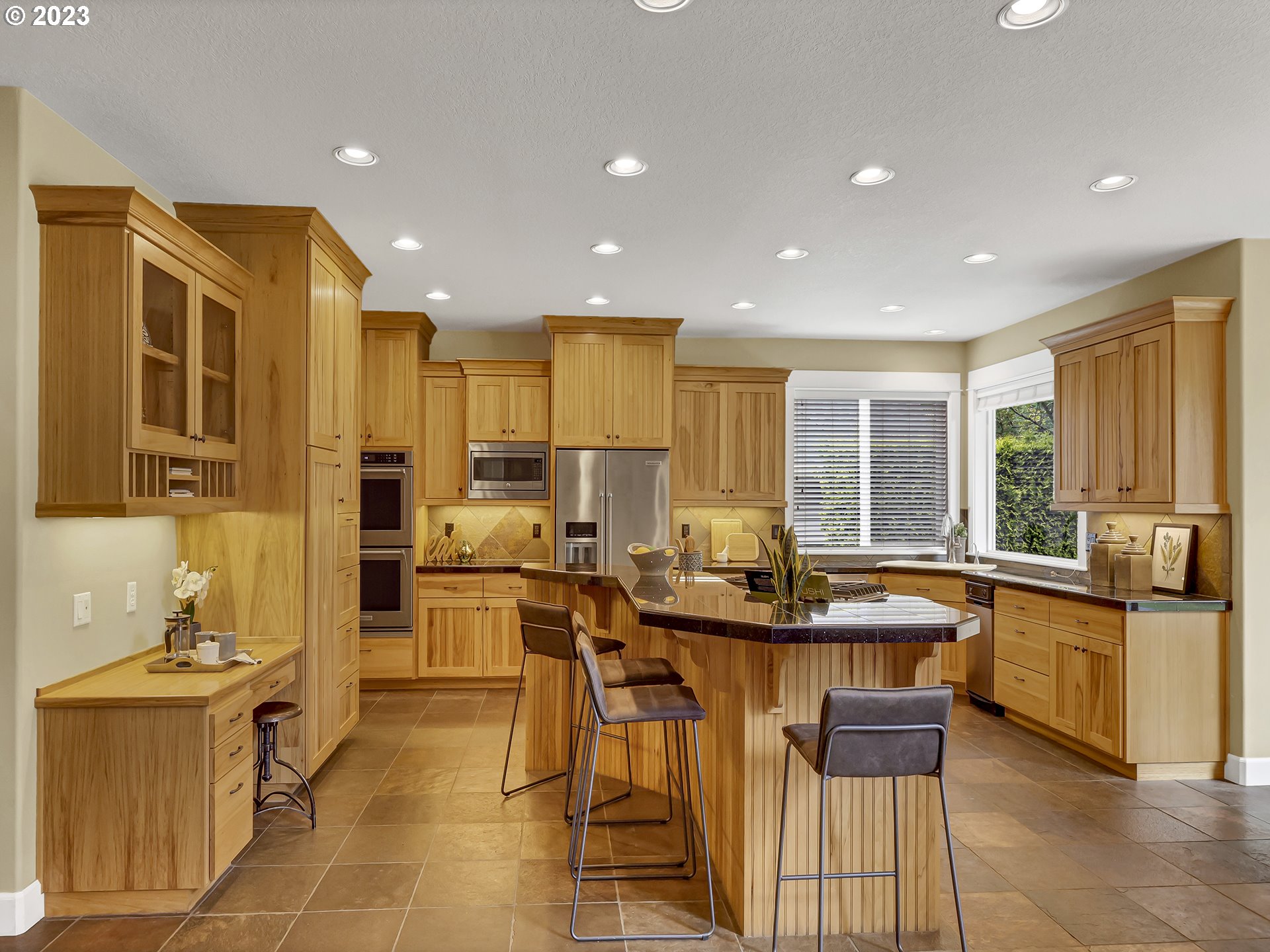 9965 Southwest Choctaw Street Tualatin, OR 97062 - Photo 6 of 25 a kitchen with counter top space and appliances