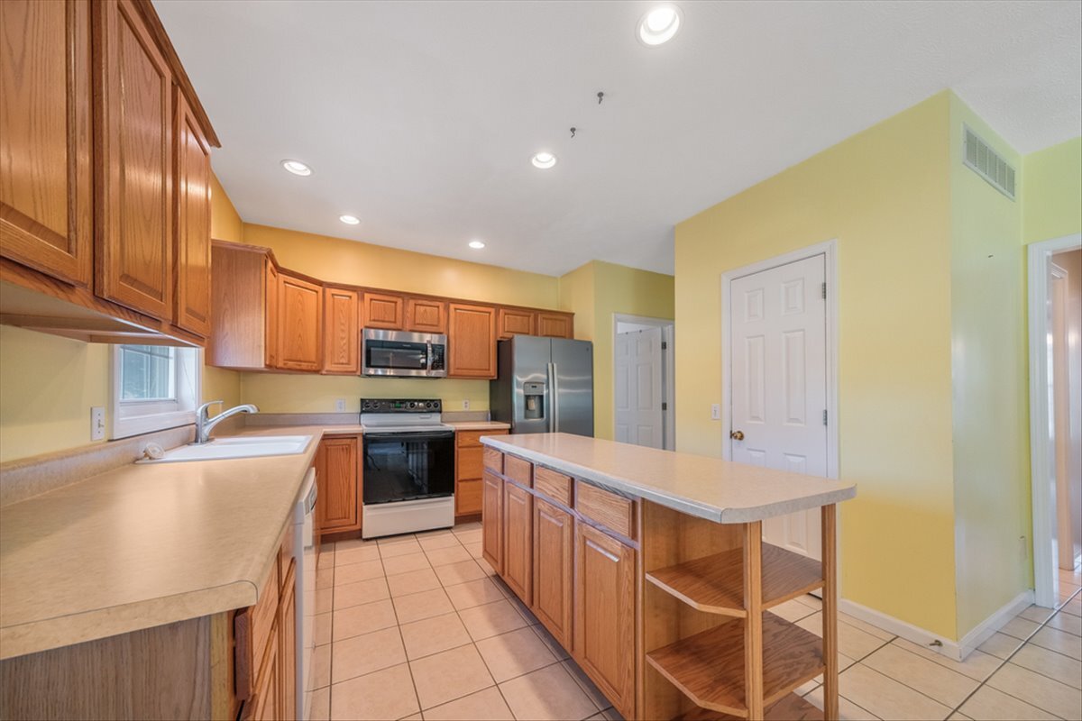 4406 Crossgate Drive Champaign, IL 61822 - Photo 17 of 64 a large kitchen with stainless steel appliances lots of counter top space