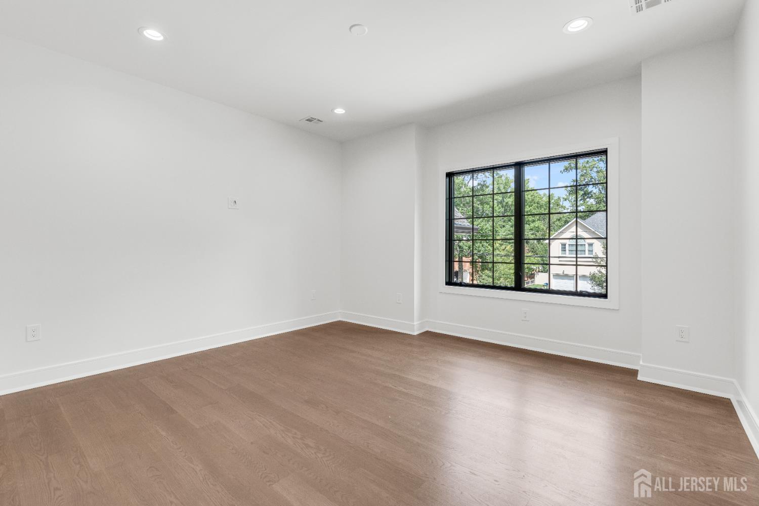 28 Harding Avenue Edison, NJ 08820 - Photo 36 of 62 an empty room with a window