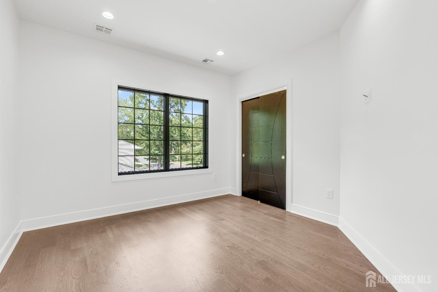 28 Harding Avenue Edison, NJ 08820 - Photo 40 of 62 an empty room with a window