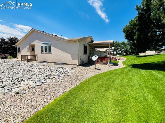 a view of a house with a yard