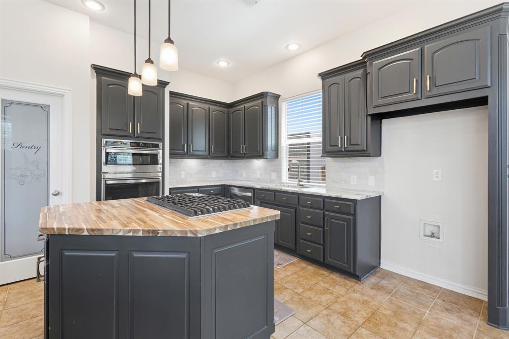 2223 Grizzly Run Lane Euless, TX 76039 - Photo 10 of 30