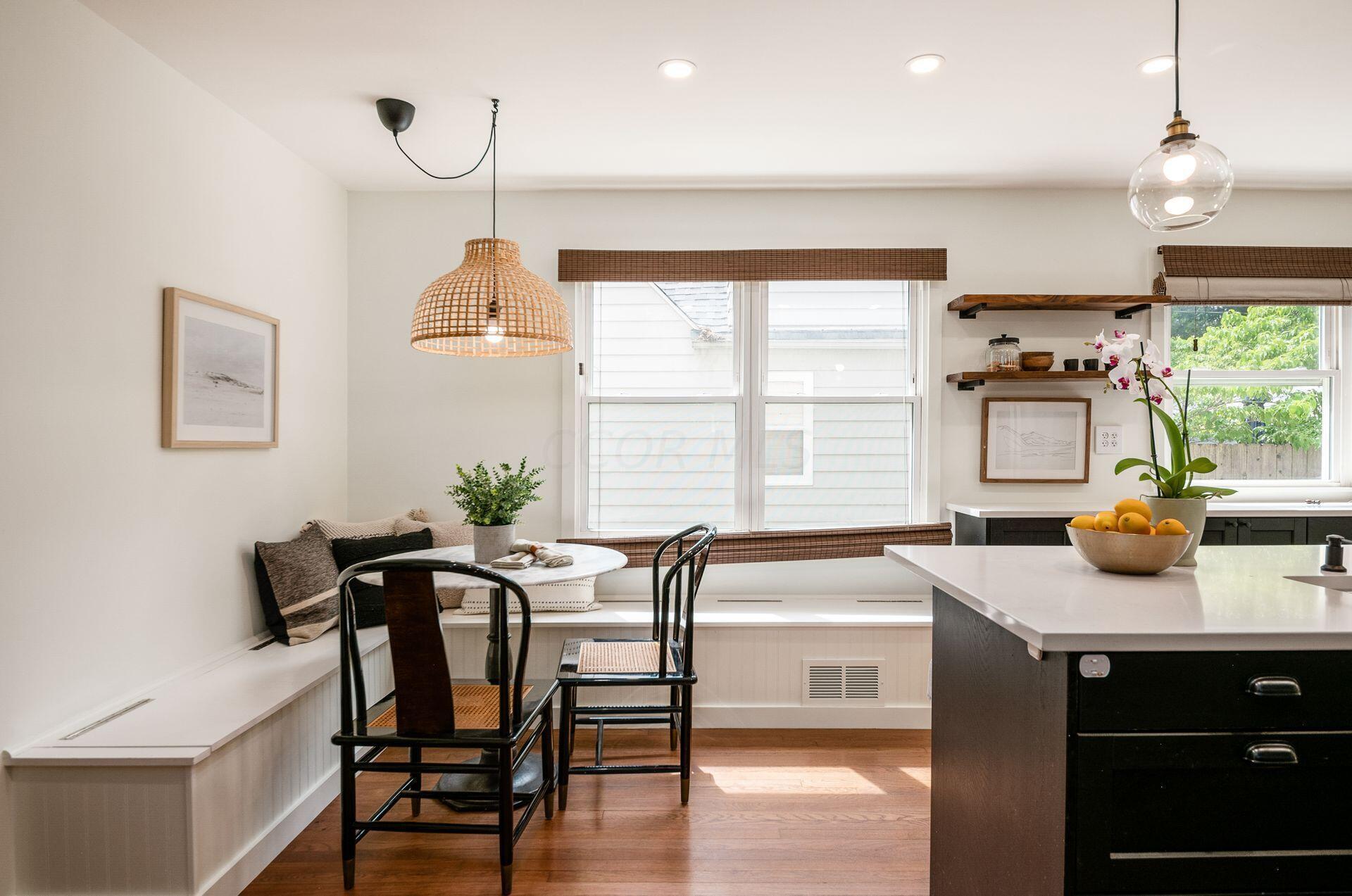 276 East Beaumont Road Columbus, OH 43214 - Photo 11 of 38 Kitchen banquette
